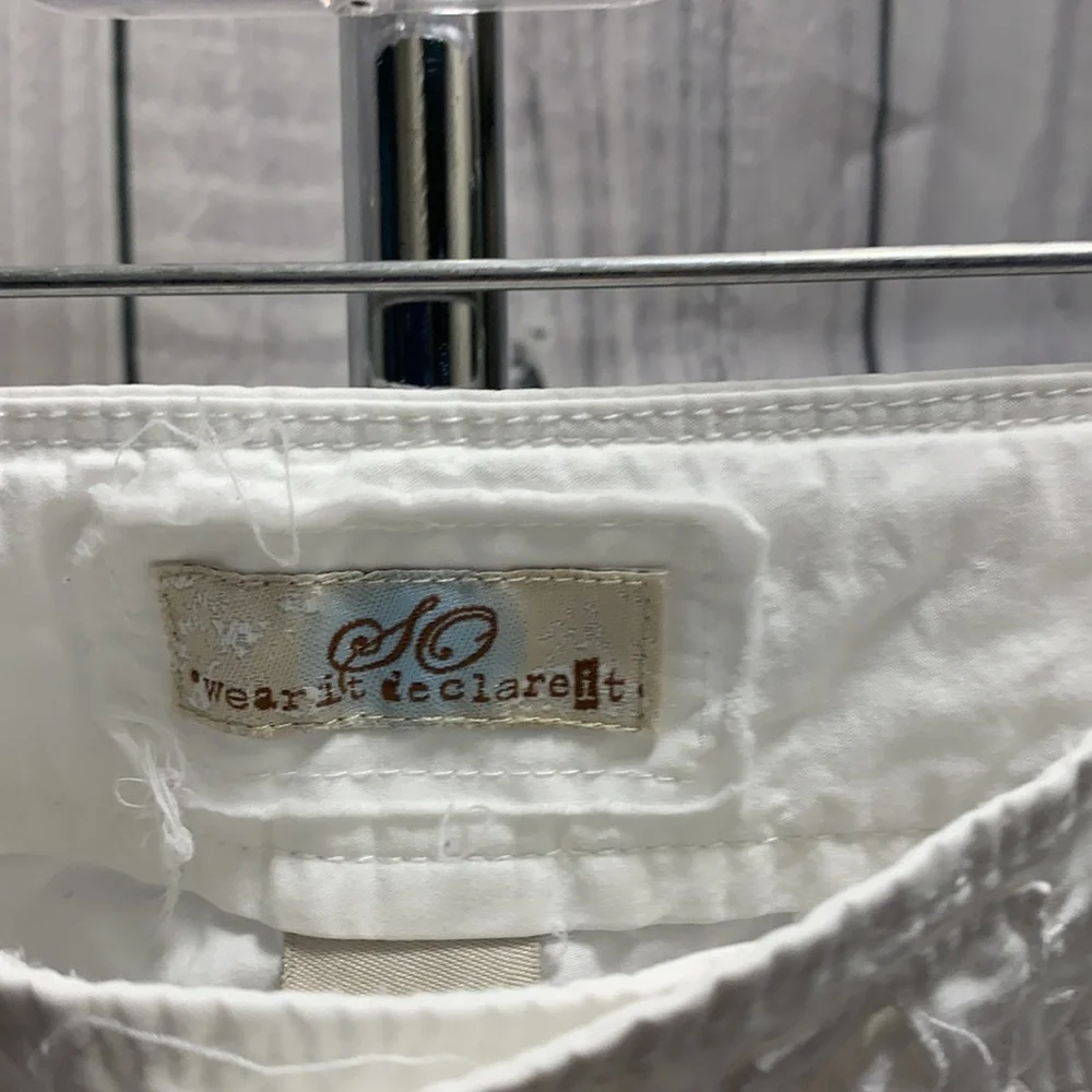 SO ware it declare it, white capris - Picture 7 of 8